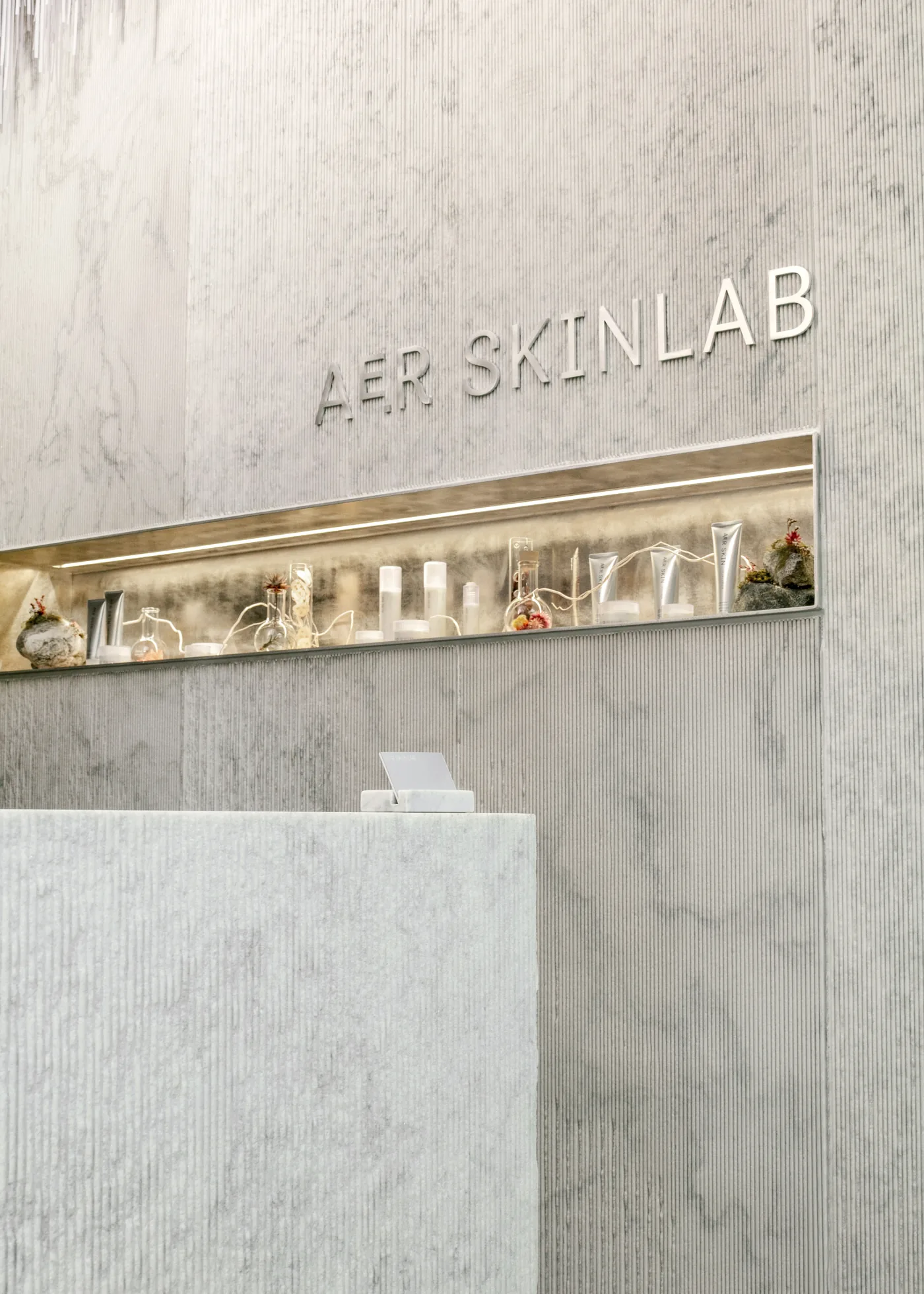 The AE.R Skinlab reception wall